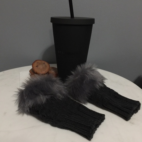 Last pair🆕Gray Fingerless Gloves❄️Faux Fur Trim🎁Knit Fashion - Picture 4 of 5